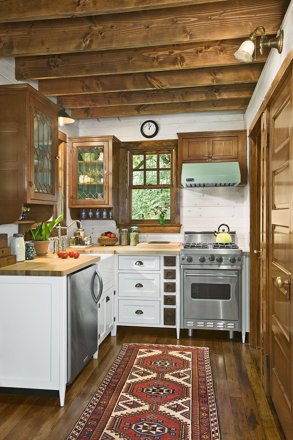 quaint-little-cabin-kitchen-1118-1546896362